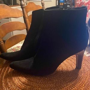 Black suede booties by Via Spiga